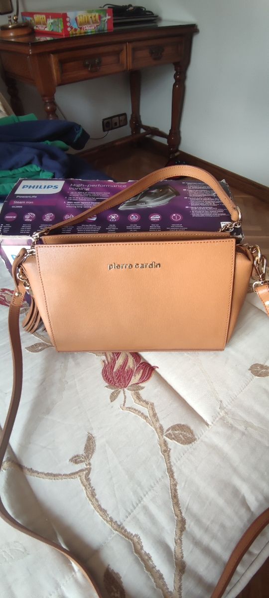 Bolso de piel beige de la firma Pierre Cardin.