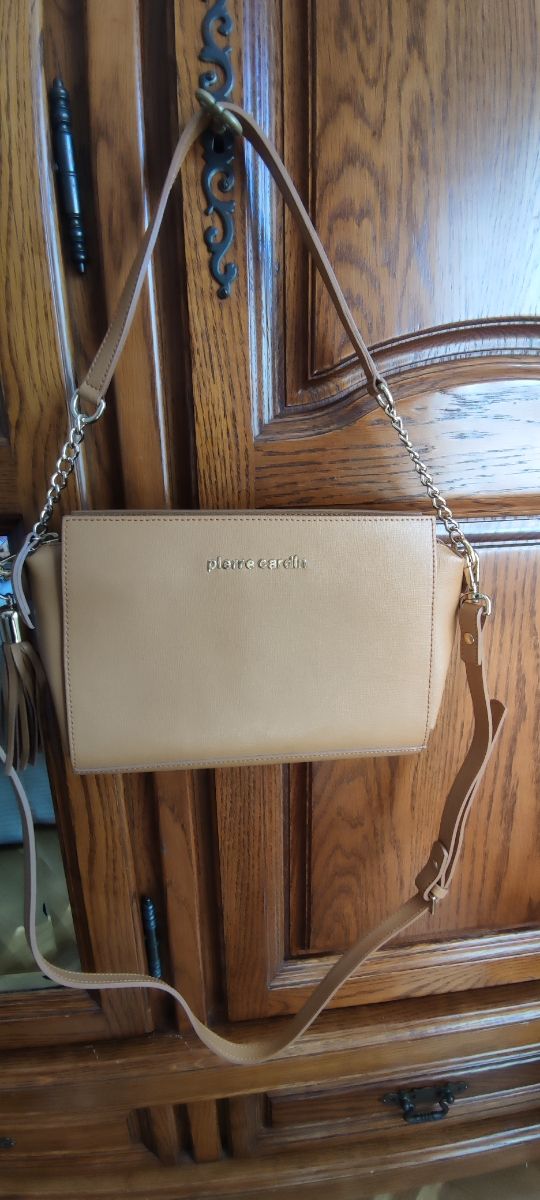 Bolso de piel beige de la firma Pierre Cardin.