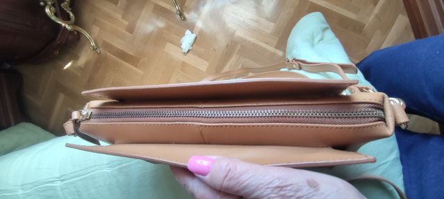 Bolso de piel beige de la firma Pierre Cardin.