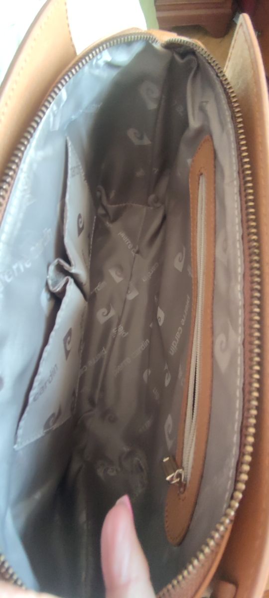 Bolso de piel beige de la firma Pierre Cardin.