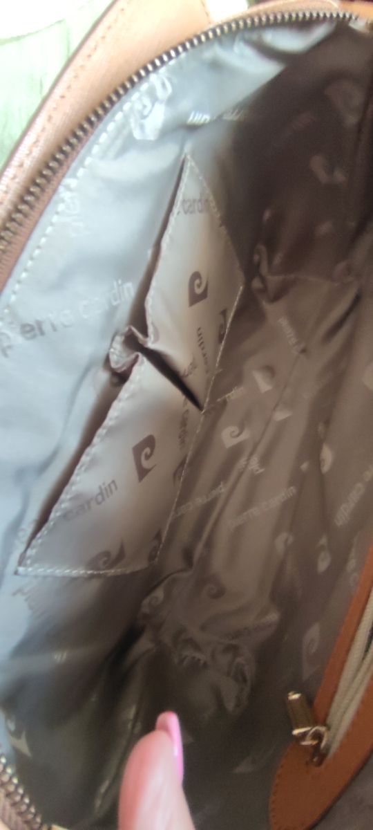 Bolso de piel beige de la firma Pierre Cardin.