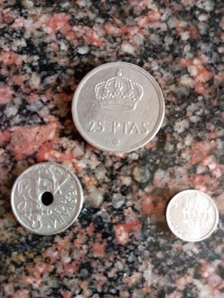 CUARENTA Y CUATRO MONEDAS DE 5 PESETAS UNA DE 25