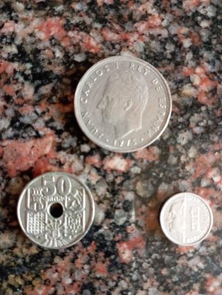 CUARENTA Y CUATRO MONEDAS DE 5 PESETAS UNA DE 25
