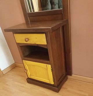 Mueble para entrada en madera maciza color nogal.