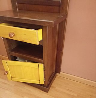 Mueble para entrada en madera maciza color nogal.