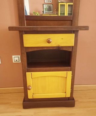 Mueble para entrada en madera maciza color nogal.
