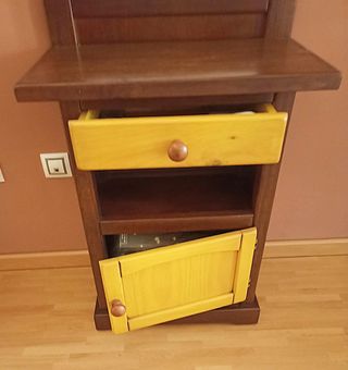 Mueble para entrada en madera maciza color nogal.