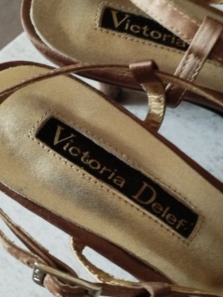 Zapatos t-39 dorado/ocre Victoria Delef