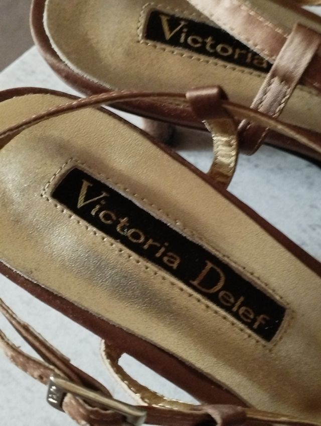 Zapatos t-39 dorado/ocre Victoria Delef