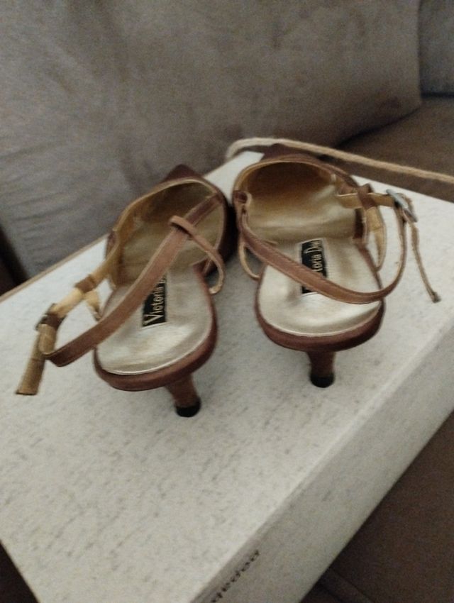 Zapatos t-39 dorado/ocre Victoria Delef