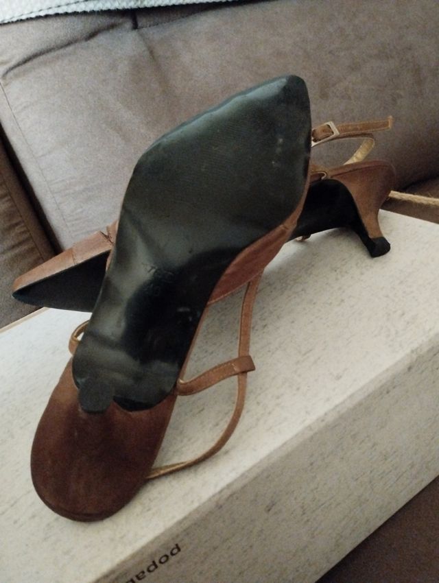 Zapatos t-39 dorado/ocre Victoria Delef