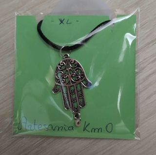 Collares de bisutería con la mano de Fátima