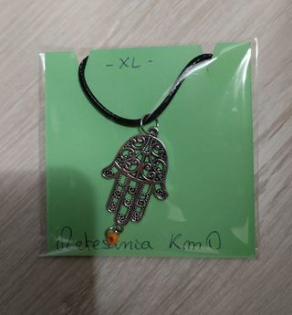Collares de bisutería con la mano de Fátima
