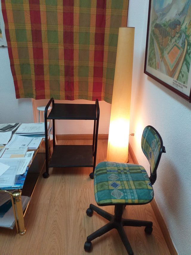 Lámpara de pie  de 1,45 mts. de altura con pie de