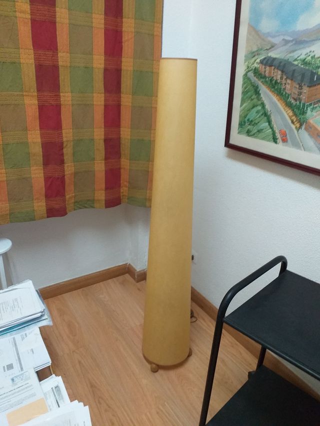 Lámpara de pie  de 1,45 mts. de altura con pie de