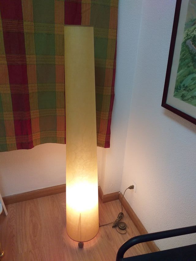 Lámpara de pie  de 1,45 mts. de altura con pie de