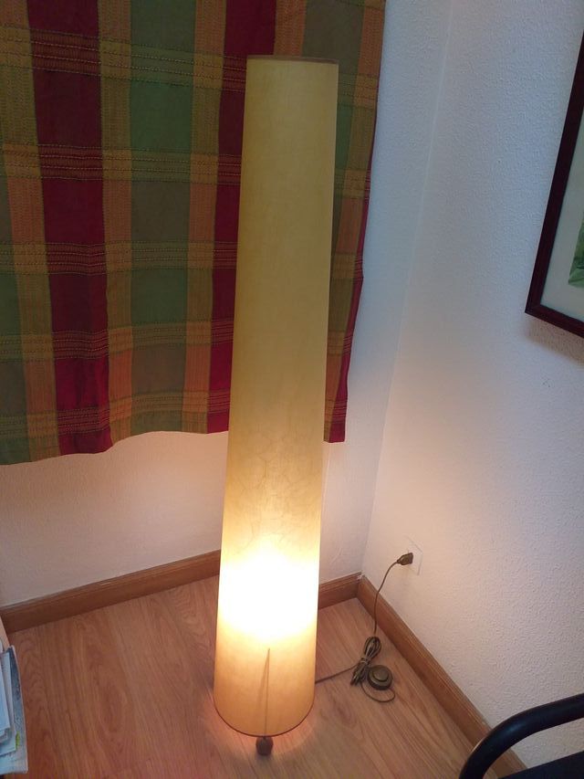 Lámpara de pie  de 1,45 mts. de altura con pie de