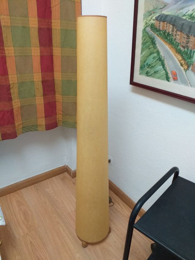 Lámpara de pie  de 1,45 mts. de altura con pie de