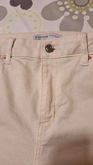 Pantalón pitillo color crudo