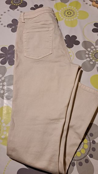 Pantalón pitillo color crudo