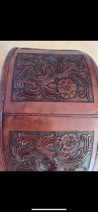 Puff de cuero repujado