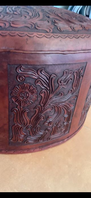 Puff de cuero repujado