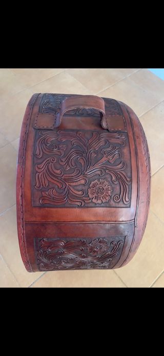 Puff de cuero repujado