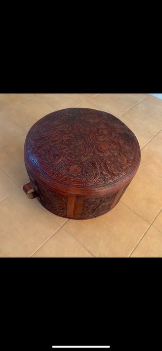 Puff de cuero repujado