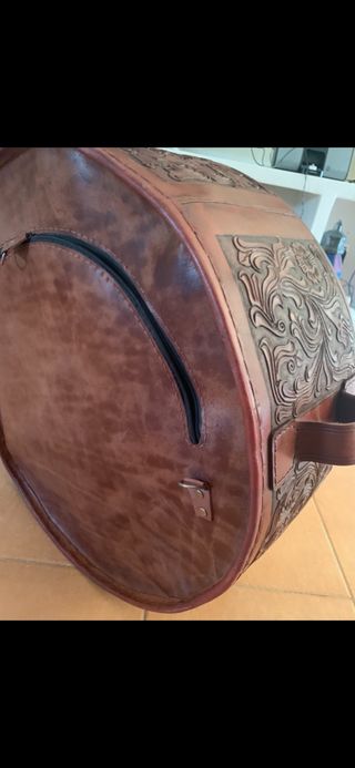 Puff de cuero repujado