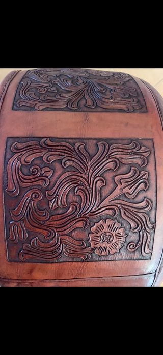 Puff de cuero repujado