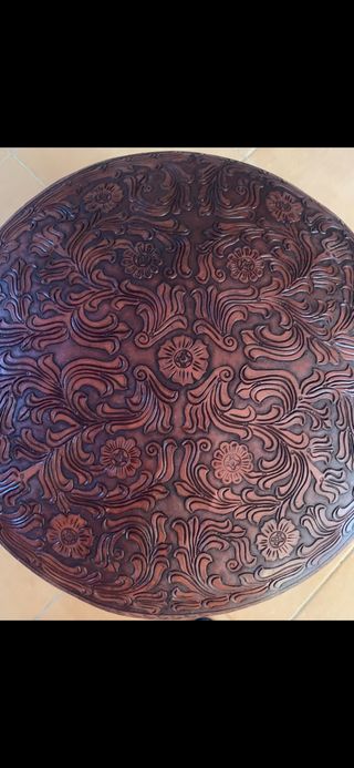 Puff de cuero repujado