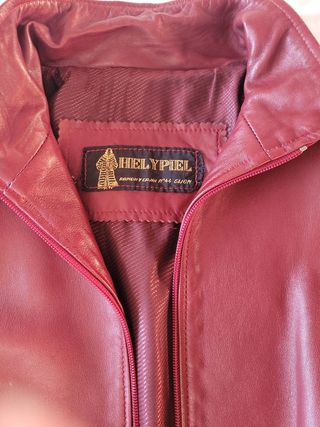 chaqueta de piel corta color rojo, cazadora