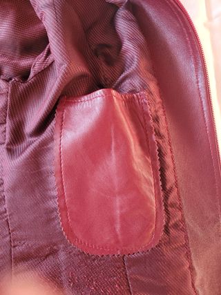 chaqueta de piel corta color rojo, cazadora