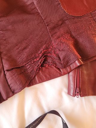 chaqueta de piel corta color rojo, cazadora