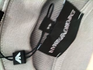 sudadera Emporio Armani con etiqueta