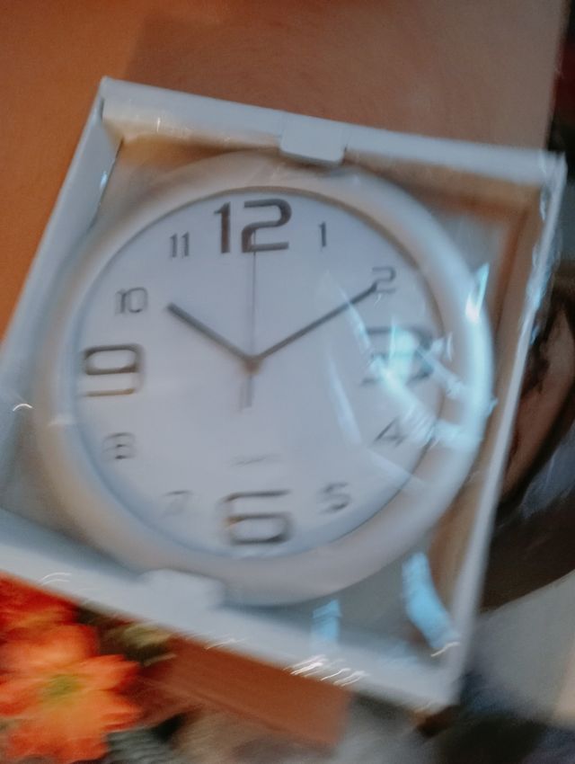 reloj de pared gris plateado