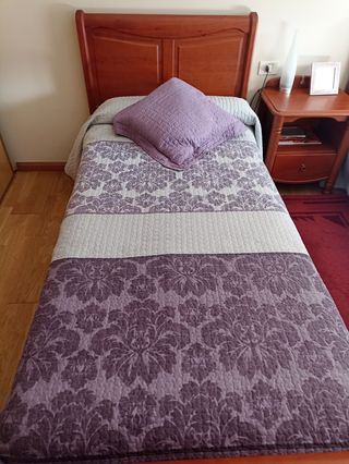 Colcha bouti como nueva en tonos morados.