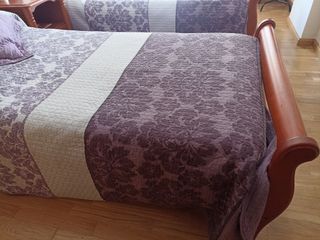 Colcha bouti como nueva en tonos morados.