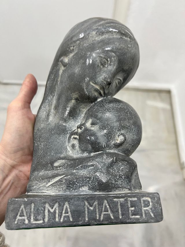 Escultura alma mater gris