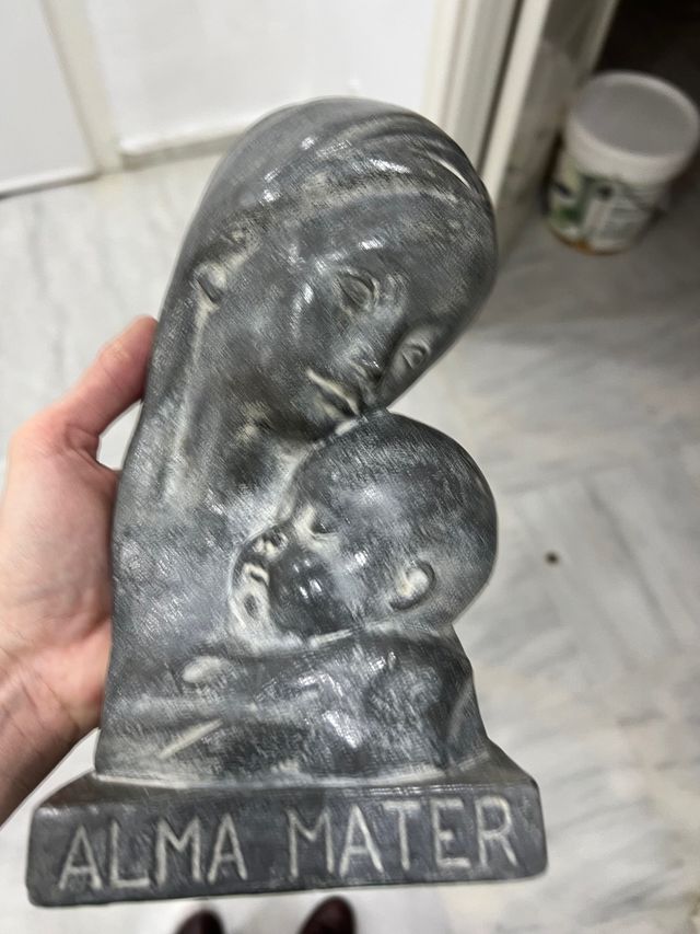 Escultura alma mater gris