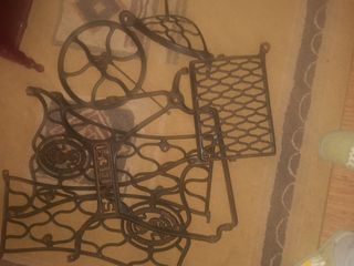 Vendo Pie de máquina coser antigua Singer .