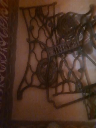 Vendo Pie de máquina coser antigua Singer .