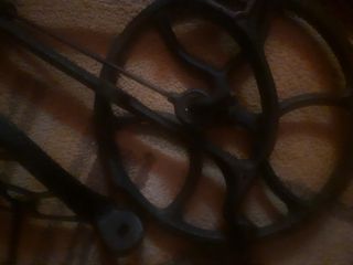 Vendo Pie de máquina coser antigua Singer .