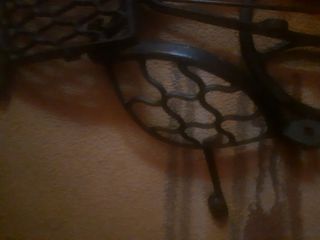 Vendo Pie de máquina coser antigua Singer .