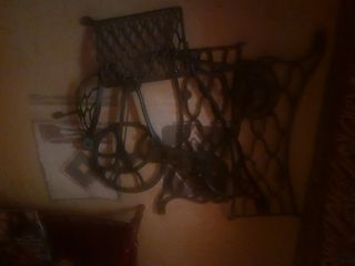 Vendo Pie de máquina coser antigua Singer .