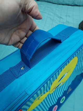 Mochila carrito niños con un asa con su étiqueta.