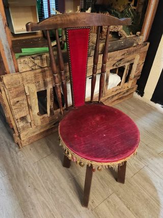 silla antigua de madera maciza