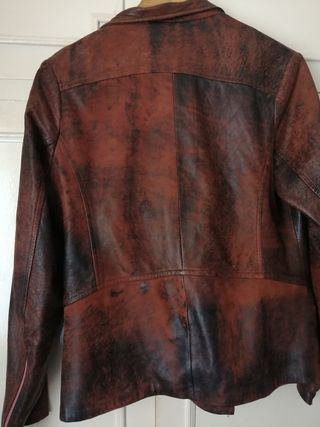 Cazadora de cuero marrón con cremalleras rosas