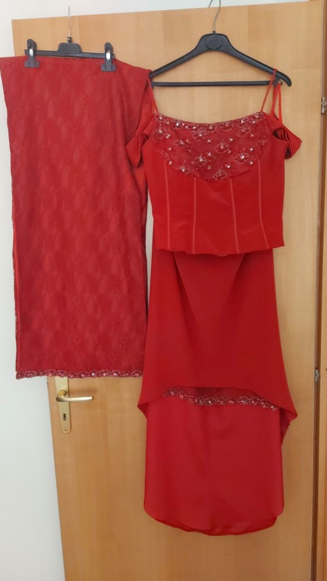 Bellissimo abito da cerimonia con coda