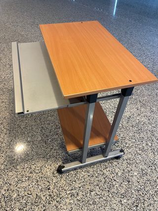 Mesa de estudio con bandeja extraíble